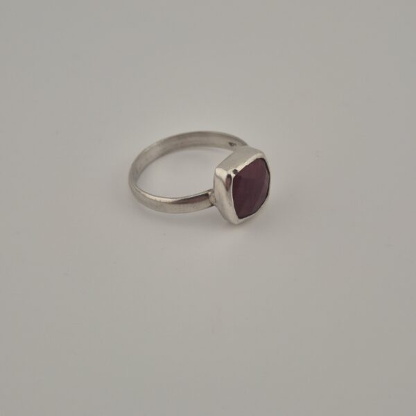 Vintage 925 Sterling Silver Faceted Garnet Ring