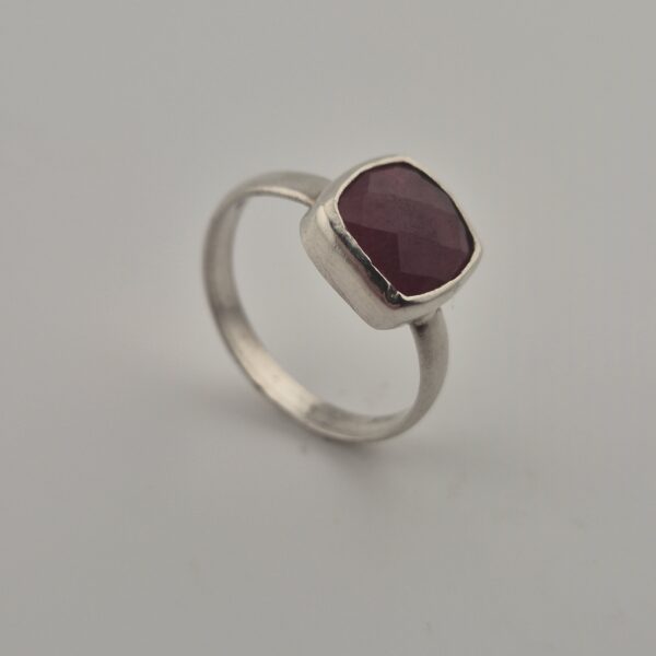 Vintage 925 Sterling Silver Faceted Garnet Ring